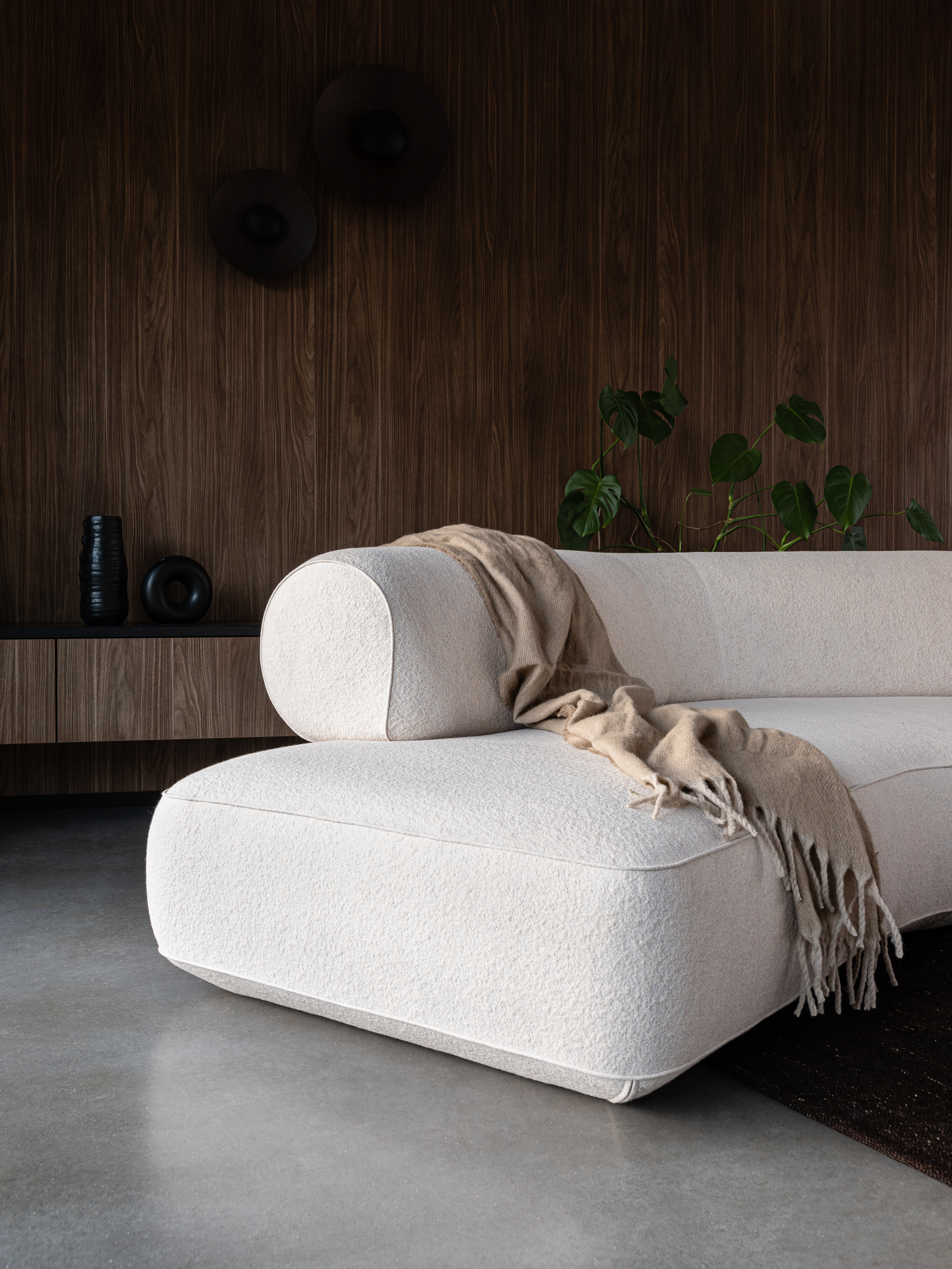 Daaz sofa with throw