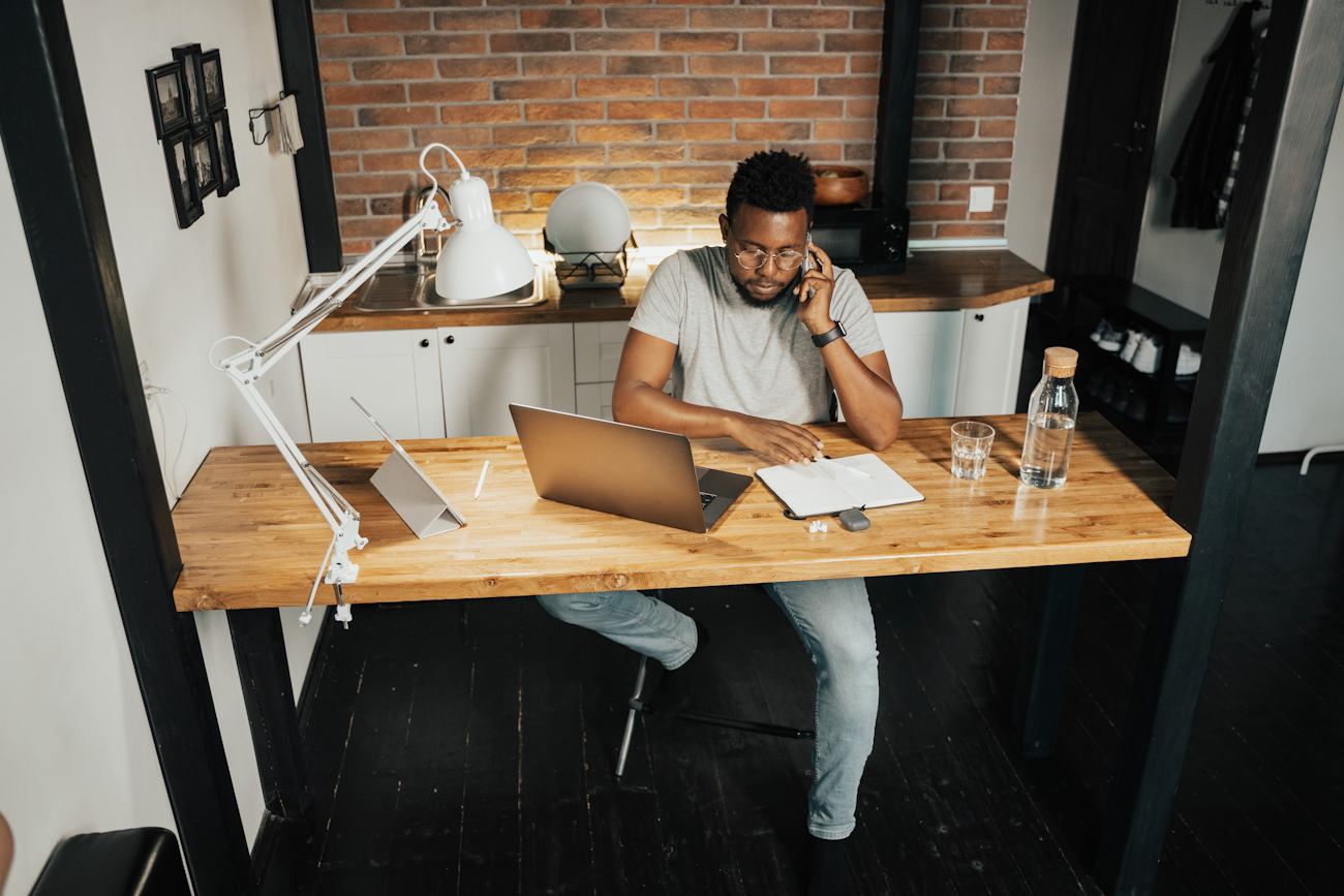 Navigating the New Normal: Furniture Tips for Hybrid Workspaces
