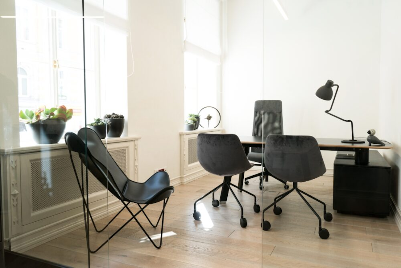 Maximise Productivity: 3 Ways to Make Small Meeting Rooms Feel Bigger